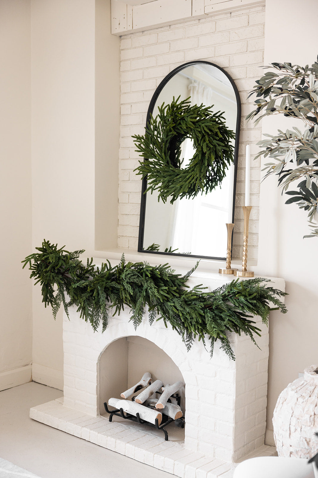 Christmas decor
Christmas Decorating
Holiday decorating
garland
wreath